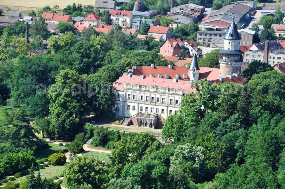 Wiesenburg from the bird's eye view: Blick auf die Burg und den Schlosspark Schloß Wiesenburg. Exklusiv ausgestattete Eigentumswohnungen im Schloss stehen zum Verkauf. View of the castle and the castle park Wiesenburg.