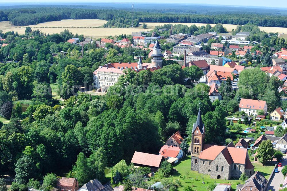 Aerial photograph Wiesenburg - Blick auf die Burg und den Schlosspark Schloß Wiesenburg. Exklusiv ausgestattete Eigentumswohnungen im Schloss stehen zum Verkauf. View of the castle and the castle park Wiesenburg.