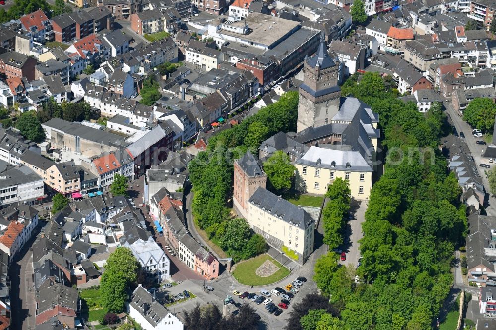 Kleve from the bird's eye view: Castle of the fortress Schwanenburg on Schlossberg in Kleve in the state North Rhine-Westphalia, Germany