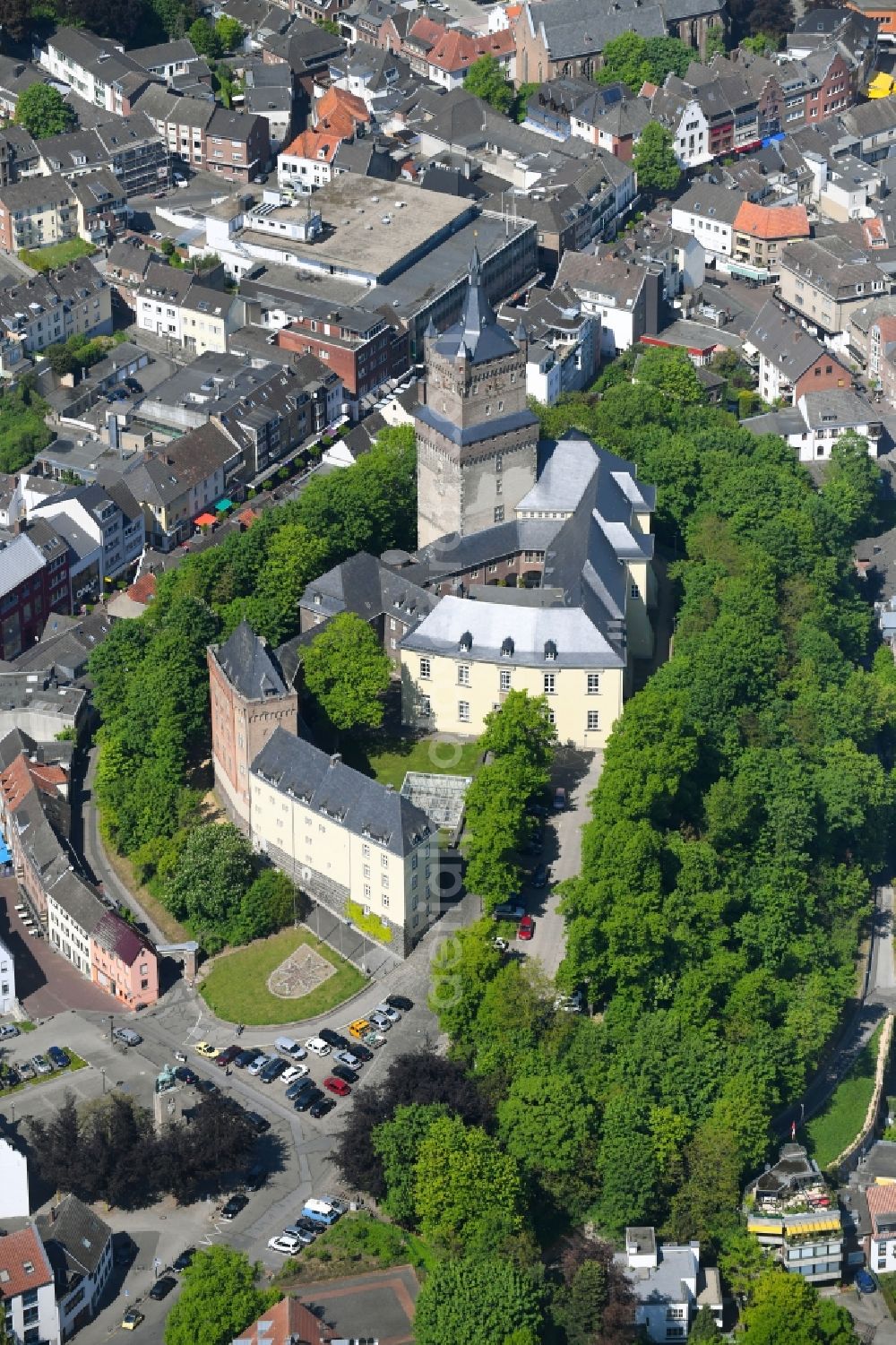 Aerial photograph Kleve - Castle of the fortress Schwanenburg on Schlossberg in Kleve in the state North Rhine-Westphalia, Germany