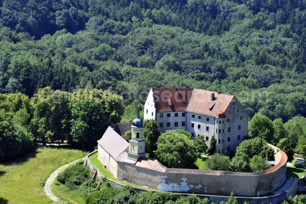 Gnotzheim from above - Burg Spielberg auf dem nordwestlichen Ende des Hahnenkamms in Gnotzheim, Bayern. Es ist im Besitz der Künstlerfamilie Steinacker die dort Bildwerke von Ernst Steinacker ausstellt. Castle Spielberg on the northwestern end of the hill Hahnenkamm in Gnotzheim, Bavaria. It is in the possession of the artistic family Steinacker. The works of Ernst Steinacker are being showed there.