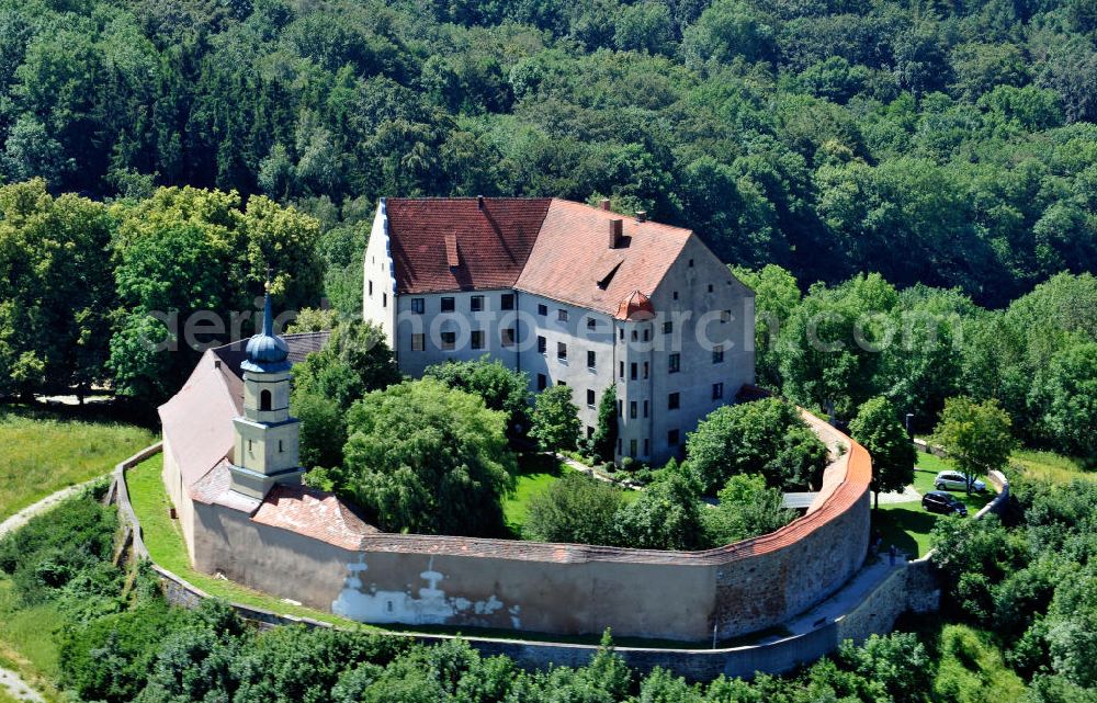 Gnotzheim from the bird's eye view: Burg Spielberg auf dem nordwestlichen Ende des Hahnenkamms in Gnotzheim, Bayern. Es ist im Besitz der Künstlerfamilie Steinacker die dort Bildwerke von Ernst Steinacker ausstellt. Castle Spielberg on the northwestern end of the hill Hahnenkamm in Gnotzheim, Bavaria. It is in the possession of the artistic family Steinacker. The works of Ernst Steinacker are being showed there.