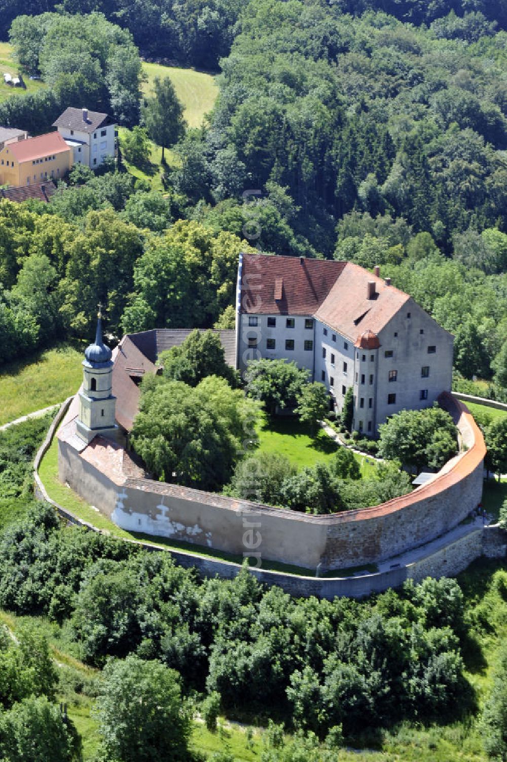 Aerial image Gnotzheim - Burg Spielberg auf dem nordwestlichen Ende des Hahnenkamms in Gnotzheim, Bayern. Es ist im Besitz der Künstlerfamilie Steinacker die dort Bildwerke von Ernst Steinacker ausstellt. Castle Spielberg on the northwestern end of the hill Hahnenkamm in Gnotzheim, Bavaria. It is in the possession of the artistic family Steinacker. The works of Ernst Steinacker are being showed there.