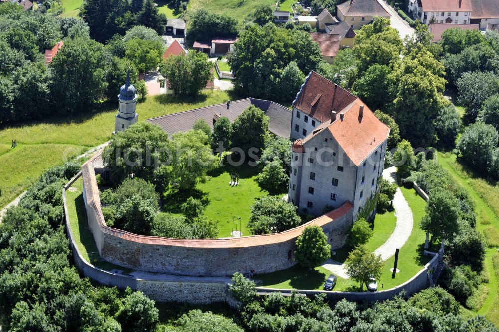 Aerial photograph Gnotzheim - Burg Spielberg auf dem nordwestlichen Ende des Hahnenkamms in Gnotzheim, Bayern. Es ist im Besitz der Künstlerfamilie Steinacker die dort Bildwerke von Ernst Steinacker ausstellt. Castle Spielberg on the northwestern end of the hill Hahnenkamm in Gnotzheim, Bavaria. It is in the possession of the artistic family Steinacker. The works of Ernst Steinacker are being showed there.