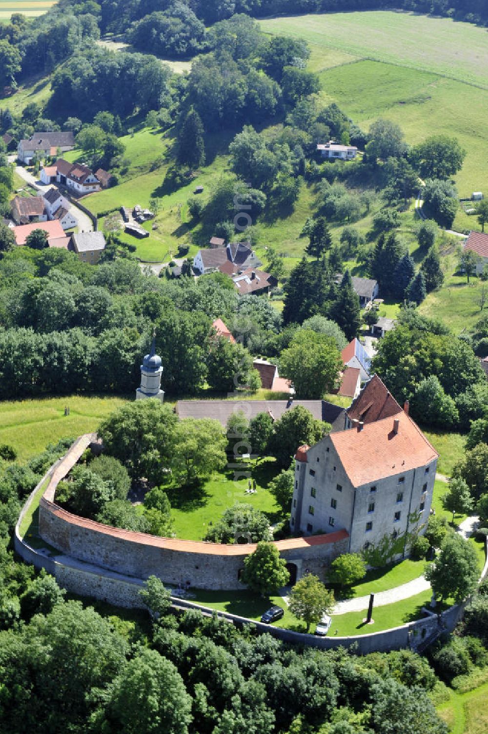 Gnotzheim from above - Burg Spielberg auf dem nordwestlichen Ende des Hahnenkamms in Gnotzheim, Bayern. Es ist im Besitz der Künstlerfamilie Steinacker die dort Bildwerke von Ernst Steinacker ausstellt. Castle Spielberg on the northwestern end of the hill Hahnenkamm in Gnotzheim, Bavaria. It is in the possession of the artistic family Steinacker. The works of Ernst Steinacker are being showed there.