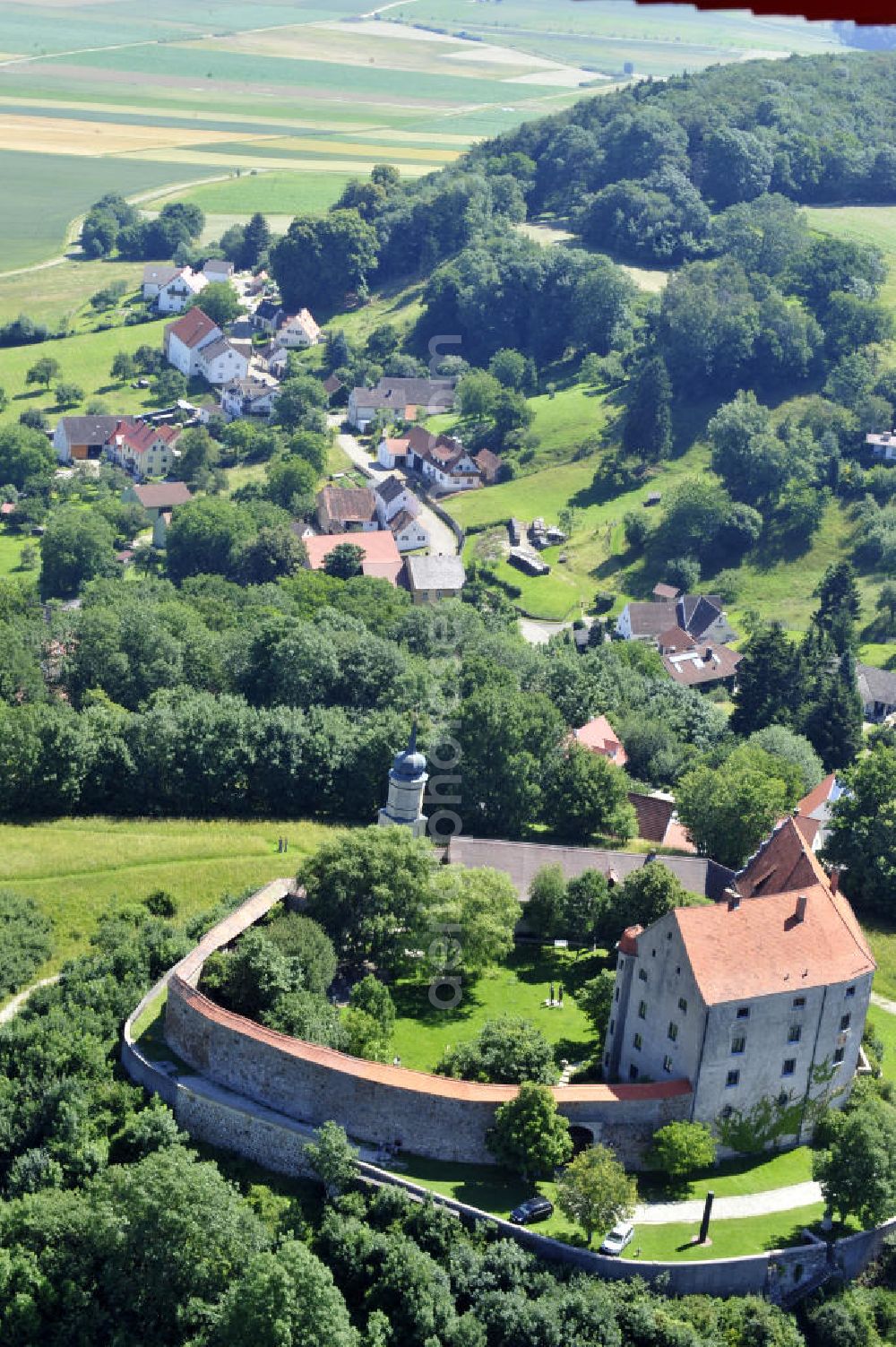 Gnotzheim from the bird's eye view: Burg Spielberg auf dem nordwestlichen Ende des Hahnenkamms in Gnotzheim, Bayern. Es ist im Besitz der Künstlerfamilie Steinacker die dort Bildwerke von Ernst Steinacker ausstellt. Castle Spielberg on the northwestern end of the hill Hahnenkamm in Gnotzheim, Bavaria. It is in the possession of the artistic family Steinacker. The works of Ernst Steinacker are being showed there.