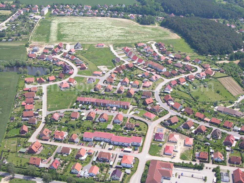 Burg Stargard from the bird's eye view: Blick auf Burg Stargard. Burg Stargard umfasst mit den Ortsteilen Bargensdorf, Sabel, Quastenberg und Kreuzbruchhof eine Fläche von ca. 4.110 Hektar. Im Juni 2004 betrug die Einwohnerzahl der Stadt Burg Stargard 4.771 Einwohner.