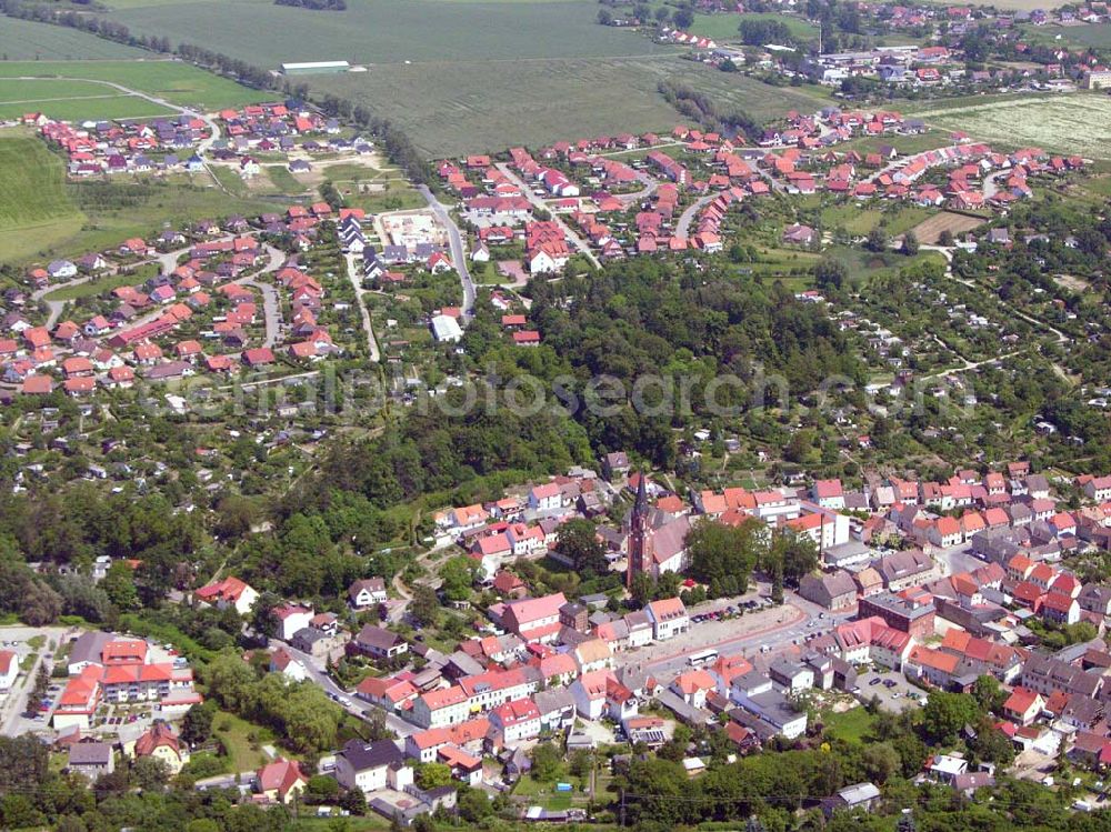 Burg Stargard from the bird's eye view: Blick auf Burg Stargard. Burg Stargard umfasst mit den Ortsteilen Bargensdorf, Sabel, Quastenberg und Kreuzbruchhof eine Fläche von ca. 4.110 Hektar. Im Juni 2004 betrug die Einwohnerzahl der Stadt Burg Stargard 4.771 Einwohner.