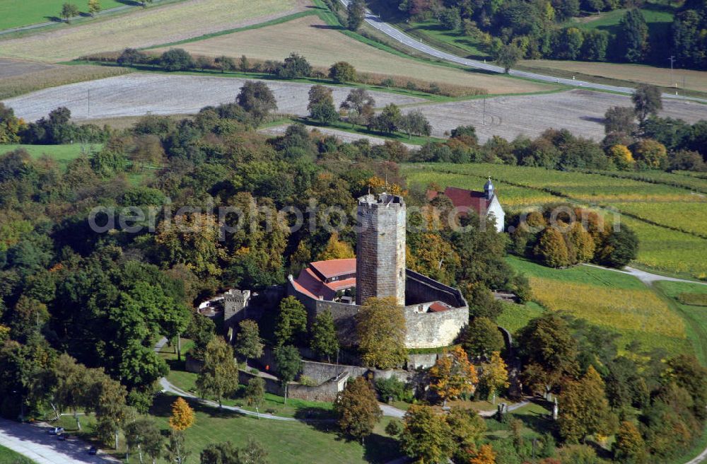 Weiler from above - Bei der Burg Steinsberg handelt es sich um eine mittelalterliche Burganlage im Ort Weiler, ein Stadtteil südlich von Sinsheim, im Rhein-Neckar-Kreis in Baden-Württemberg. Die Burg liegt auf einem 333 Meter hohen Bergkegel, einem ehemaligen Vulkan, dessen Südseite mit Wein bepflanzt ist. Weil sie weithin sichtbar ist, wird sie auch „Kompass des Kraichgaus“ genannt. The castle Steinberg is a medieval castle complex in the village Weiler, a suburb south of Sinsheim.