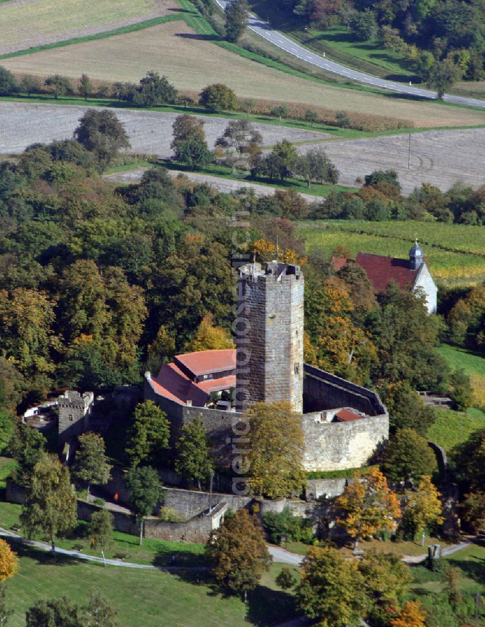 Weiler from the bird's eye view: Bei der Burg Steinsberg handelt es sich um eine mittelalterliche Burganlage im Ort Weiler, ein Stadtteil südlich von Sinsheim, im Rhein-Neckar-Kreis in Baden-Württemberg. Die Burg liegt auf einem 333 Meter hohen Bergkegel, einem ehemaligen Vulkan, dessen Südseite mit Wein bepflanzt ist. Weil sie weithin sichtbar ist, wird sie auch „Kompass des Kraichgaus“ genannt. The castle Steinberg is a medieval castle complex in the village Weiler, a suburb south of Sinsheim.