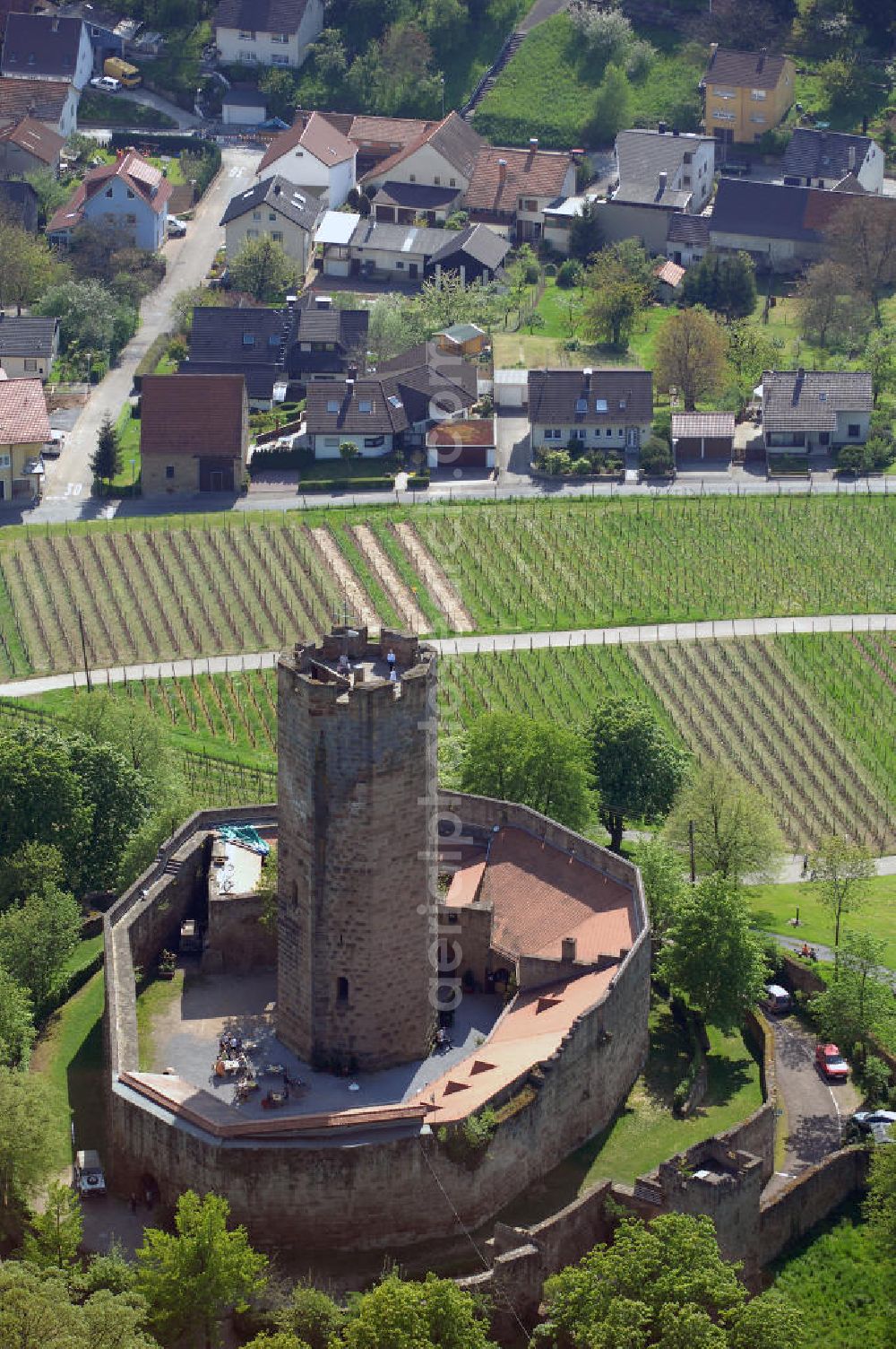 WEILER from the bird's eye view: Bei der Burg Steinsberg handelt es sich um eine mittelalterliche Burganlage im Ort Weiler, ein Stadtteil südlich von Sinsheim, im Rhein-Neckar-Kreis in Baden-Württemberg.Wahrscheinlich schon römischer Stützpunkt, wird der Steinsberg erstmals 1109 zusammen mit dem edlen Eberhard von Steinsberg genannt. 1129 erscheint ein Graf Weinhard von Steinsberg und später jener staufische Gefolgsmann Wernhart, der uf Steinsberc saz. Von jener Burganlage ist nichts erhalten; es gibt keine Vorstellungen darüber. Die heutige Kernburg wurde im frühen 13. Jahrhundert, etwa um 1220, unter den Grafen von Oettingen erbaut. Von diesen ging die Burg an die Pfalzgrafen bei Rhein über und wurde bis ins 15. Jahrhundert Sitz eines pfälzischen Verwaltungsamtes für Besitzungen im südlichen Kraichgau. 1517 ging die Anlage in den Besitz der Herren von Venningen über. Kurz darauf, 1525, wurde die Burg im Bauernkrieg niedergebrannt. Burg-Restaurant Steinsberg, 74889 Sinsheim - Weiler;Tel.: 0 72 61 / 6 52 66; http://