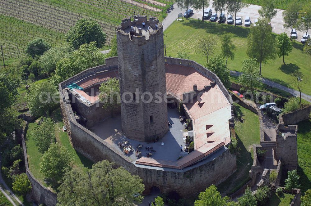 Aerial image WEILER - Bei der Burg Steinsberg handelt es sich um eine mittelalterliche Burganlage im Ort Weiler, ein Stadtteil südlich von Sinsheim, im Rhein-Neckar-Kreis in Baden-Württemberg.Wahrscheinlich schon römischer Stützpunkt, wird der Steinsberg erstmals 1109 zusammen mit dem edlen Eberhard von Steinsberg genannt. 1129 erscheint ein Graf Weinhard von Steinsberg und später jener staufische Gefolgsmann Wernhart, der uf Steinsberc saz. Von jener Burganlage ist nichts erhalten; es gibt keine Vorstellungen darüber. Die heutige Kernburg wurde im frühen 13. Jahrhundert, etwa um 1220, unter den Grafen von Oettingen erbaut. Von diesen ging die Burg an die Pfalzgrafen bei Rhein über und wurde bis ins 15. Jahrhundert Sitz eines pfälzischen Verwaltungsamtes für Besitzungen im südlichen Kraichgau. 1517 ging die Anlage in den Besitz der Herren von Venningen über. Kurz darauf, 1525, wurde die Burg im Bauernkrieg niedergebrannt. Burg-Restaurant Steinsberg, 74889 Sinsheim - Weiler;Tel.: 0 72 61 / 6 52 66; http://