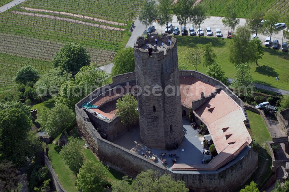 Aerial photograph WEILER - Bei der Burg Steinsberg handelt es sich um eine mittelalterliche Burganlage im Ort Weiler, ein Stadtteil südlich von Sinsheim, im Rhein-Neckar-Kreis in Baden-Württemberg.Wahrscheinlich schon römischer Stützpunkt, wird der Steinsberg erstmals 1109 zusammen mit dem edlen Eberhard von Steinsberg genannt. 1129 erscheint ein Graf Weinhard von Steinsberg und später jener staufische Gefolgsmann Wernhart, der uf Steinsberc saz. Von jener Burganlage ist nichts erhalten; es gibt keine Vorstellungen darüber. Die heutige Kernburg wurde im frühen 13. Jahrhundert, etwa um 1220, unter den Grafen von Oettingen erbaut. Von diesen ging die Burg an die Pfalzgrafen bei Rhein über und wurde bis ins 15. Jahrhundert Sitz eines pfälzischen Verwaltungsamtes für Besitzungen im südlichen Kraichgau. 1517 ging die Anlage in den Besitz der Herren von Venningen über. Kurz darauf, 1525, wurde die Burg im Bauernkrieg niedergebrannt. Burg-Restaurant Steinsberg, 74889 Sinsheim - Weiler;Tel.: 0 72 61 / 6 52 66; http://