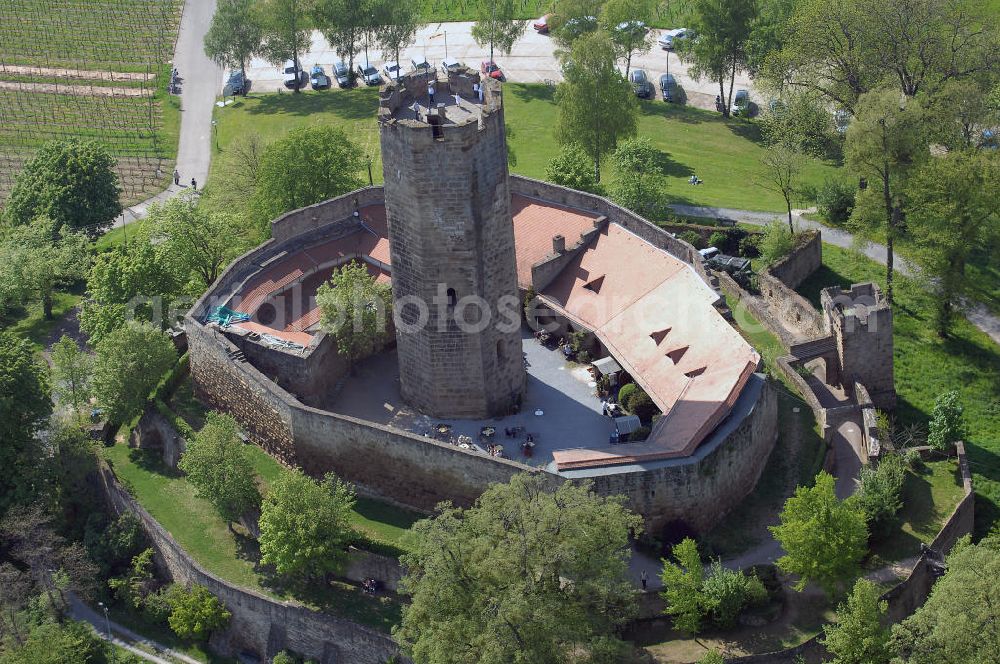 WEILER from above - Bei der Burg Steinsberg handelt es sich um eine mittelalterliche Burganlage im Ort Weiler, ein Stadtteil südlich von Sinsheim, im Rhein-Neckar-Kreis in Baden-Württemberg.Wahrscheinlich schon römischer Stützpunkt, wird der Steinsberg erstmals 1109 zusammen mit dem edlen Eberhard von Steinsberg genannt. 1129 erscheint ein Graf Weinhard von Steinsberg und später jener staufische Gefolgsmann Wernhart, der uf Steinsberc saz. Von jener Burganlage ist nichts erhalten; es gibt keine Vorstellungen darüber. Die heutige Kernburg wurde im frühen 13. Jahrhundert, etwa um 1220, unter den Grafen von Oettingen erbaut. Von diesen ging die Burg an die Pfalzgrafen bei Rhein über und wurde bis ins 15. Jahrhundert Sitz eines pfälzischen Verwaltungsamtes für Besitzungen im südlichen Kraichgau. 1517 ging die Anlage in den Besitz der Herren von Venningen über. Kurz darauf, 1525, wurde die Burg im Bauernkrieg niedergebrannt. Burg-Restaurant Steinsberg, 74889 Sinsheim - Weiler;Tel.: 0 72 61 / 6 52 66; http://