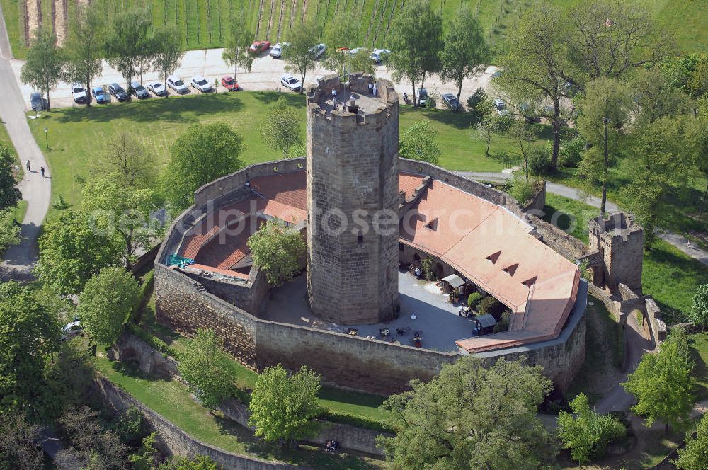 WEILER from the bird's eye view: Bei der Burg Steinsberg handelt es sich um eine mittelalterliche Burganlage im Ort Weiler, ein Stadtteil südlich von Sinsheim, im Rhein-Neckar-Kreis in Baden-Württemberg.Wahrscheinlich schon römischer Stützpunkt, wird der Steinsberg erstmals 1109 zusammen mit dem edlen Eberhard von Steinsberg genannt. 1129 erscheint ein Graf Weinhard von Steinsberg und später jener staufische Gefolgsmann Wernhart, der uf Steinsberc saz. Von jener Burganlage ist nichts erhalten; es gibt keine Vorstellungen darüber. Die heutige Kernburg wurde im frühen 13. Jahrhundert, etwa um 1220, unter den Grafen von Oettingen erbaut. Von diesen ging die Burg an die Pfalzgrafen bei Rhein über und wurde bis ins 15. Jahrhundert Sitz eines pfälzischen Verwaltungsamtes für Besitzungen im südlichen Kraichgau. 1517 ging die Anlage in den Besitz der Herren von Venningen über. Kurz darauf, 1525, wurde die Burg im Bauernkrieg niedergebrannt. Burg-Restaurant Steinsberg, 74889 Sinsheim - Weiler;Tel.: 0 72 61 / 6 52 66; http://