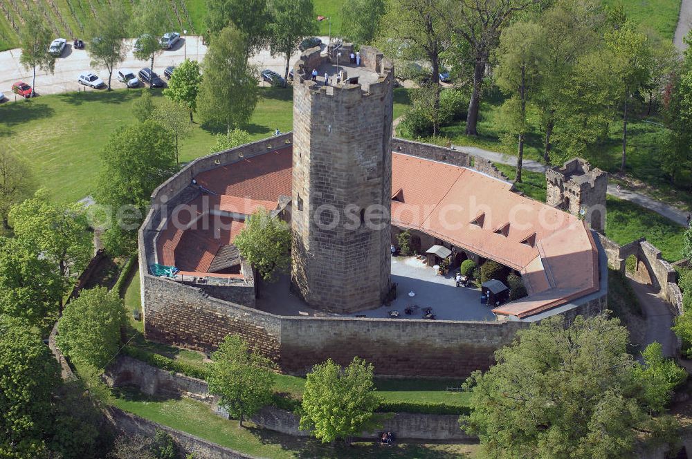 Aerial image WEILER - Bei der Burg Steinsberg handelt es sich um eine mittelalterliche Burganlage im Ort Weiler, ein Stadtteil südlich von Sinsheim, im Rhein-Neckar-Kreis in Baden-Württemberg.Wahrscheinlich schon römischer Stützpunkt, wird der Steinsberg erstmals 1109 zusammen mit dem edlen Eberhard von Steinsberg genannt. 1129 erscheint ein Graf Weinhard von Steinsberg und später jener staufische Gefolgsmann Wernhart, der uf Steinsberc saz. Von jener Burganlage ist nichts erhalten; es gibt keine Vorstellungen darüber. Die heutige Kernburg wurde im frühen 13. Jahrhundert, etwa um 1220, unter den Grafen von Oettingen erbaut. Von diesen ging die Burg an die Pfalzgrafen bei Rhein über und wurde bis ins 15. Jahrhundert Sitz eines pfälzischen Verwaltungsamtes für Besitzungen im südlichen Kraichgau. 1517 ging die Anlage in den Besitz der Herren von Venningen über. Kurz darauf, 1525, wurde die Burg im Bauernkrieg niedergebrannt. Burg-Restaurant Steinsberg, 74889 Sinsheim - Weiler;Tel.: 0 72 61 / 6 52 66; http://