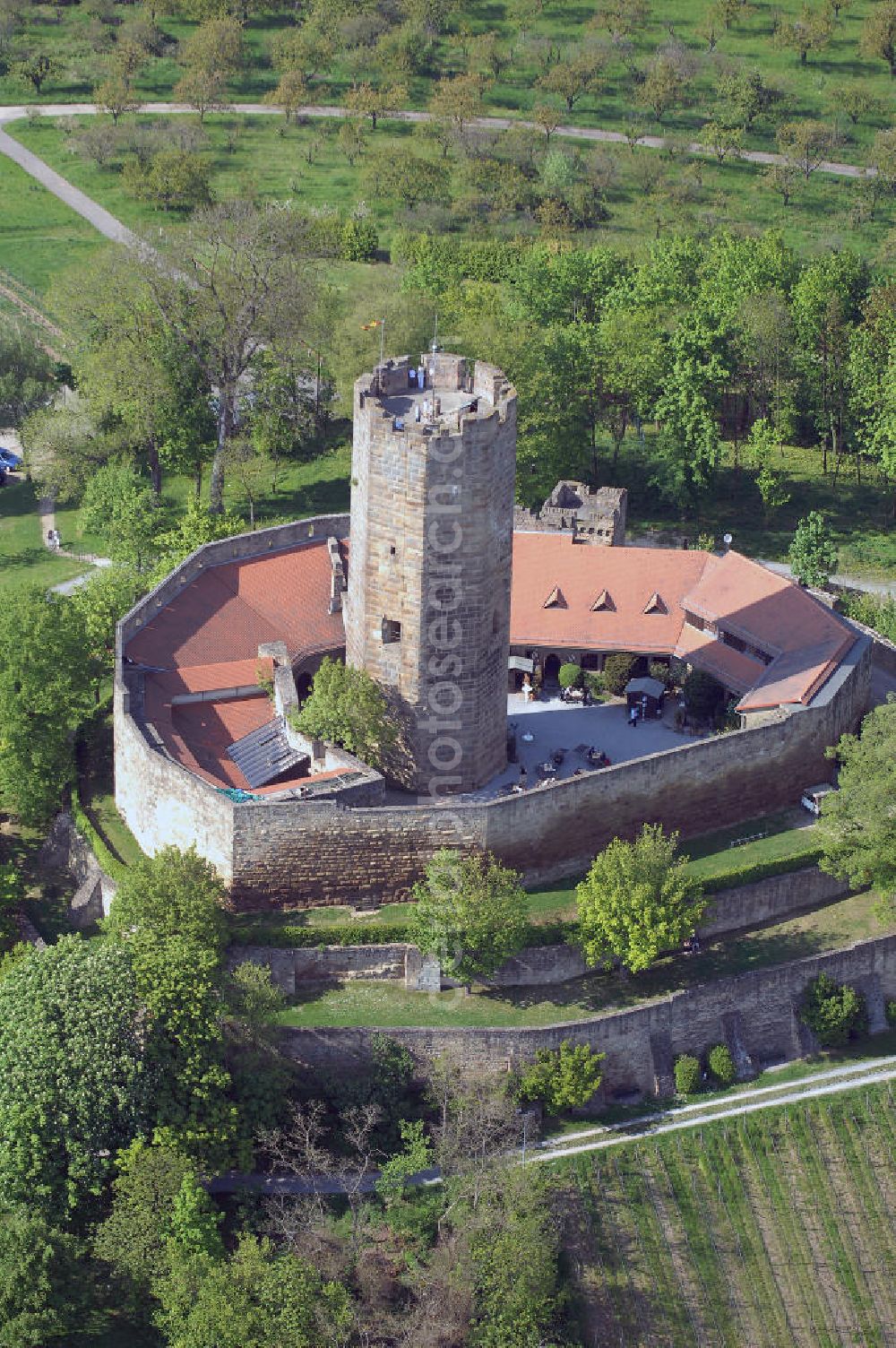 Aerial photograph WEILER - Bei der Burg Steinsberg handelt es sich um eine mittelalterliche Burganlage im Ort Weiler, ein Stadtteil südlich von Sinsheim, im Rhein-Neckar-Kreis in Baden-Württemberg.Wahrscheinlich schon römischer Stützpunkt, wird der Steinsberg erstmals 1109 zusammen mit dem edlen Eberhard von Steinsberg genannt. 1129 erscheint ein Graf Weinhard von Steinsberg und später jener staufische Gefolgsmann Wernhart, der uf Steinsberc saz. Von jener Burganlage ist nichts erhalten; es gibt keine Vorstellungen darüber. Die heutige Kernburg wurde im frühen 13. Jahrhundert, etwa um 1220, unter den Grafen von Oettingen erbaut. Von diesen ging die Burg an die Pfalzgrafen bei Rhein über und wurde bis ins 15. Jahrhundert Sitz eines pfälzischen Verwaltungsamtes für Besitzungen im südlichen Kraichgau. 1517 ging die Anlage in den Besitz der Herren von Venningen über. Kurz darauf, 1525, wurde die Burg im Bauernkrieg niedergebrannt. Burg-Restaurant Steinsberg, 74889 Sinsheim - Weiler;Tel.: 0 72 61 / 6 52 66; http://