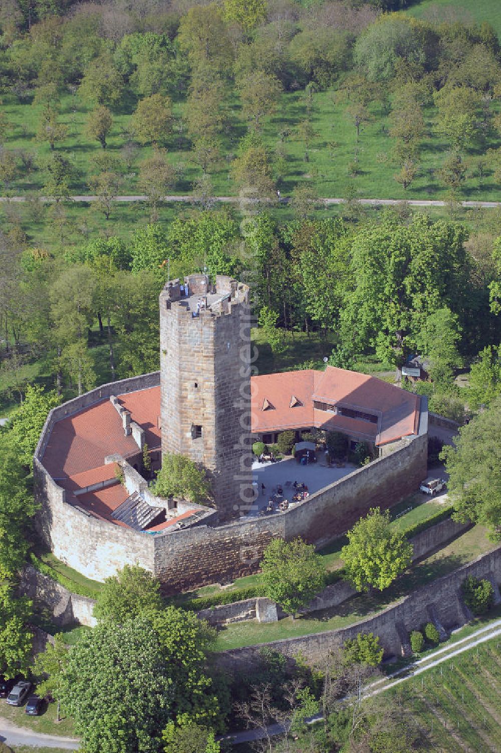 WEILER from above - Bei der Burg Steinsberg handelt es sich um eine mittelalterliche Burganlage im Ort Weiler, ein Stadtteil südlich von Sinsheim, im Rhein-Neckar-Kreis in Baden-Württemberg.Wahrscheinlich schon römischer Stützpunkt, wird der Steinsberg erstmals 1109 zusammen mit dem edlen Eberhard von Steinsberg genannt. 1129 erscheint ein Graf Weinhard von Steinsberg und später jener staufische Gefolgsmann Wernhart, der uf Steinsberc saz. Von jener Burganlage ist nichts erhalten; es gibt keine Vorstellungen darüber. Die heutige Kernburg wurde im frühen 13. Jahrhundert, etwa um 1220, unter den Grafen von Oettingen erbaut. Von diesen ging die Burg an die Pfalzgrafen bei Rhein über und wurde bis ins 15. Jahrhundert Sitz eines pfälzischen Verwaltungsamtes für Besitzungen im südlichen Kraichgau. 1517 ging die Anlage in den Besitz der Herren von Venningen über. Kurz darauf, 1525, wurde die Burg im Bauernkrieg niedergebrannt. Burg-Restaurant Steinsberg, 74889 Sinsheim - Weiler;Tel.: 0 72 61 / 6 52 66; http://