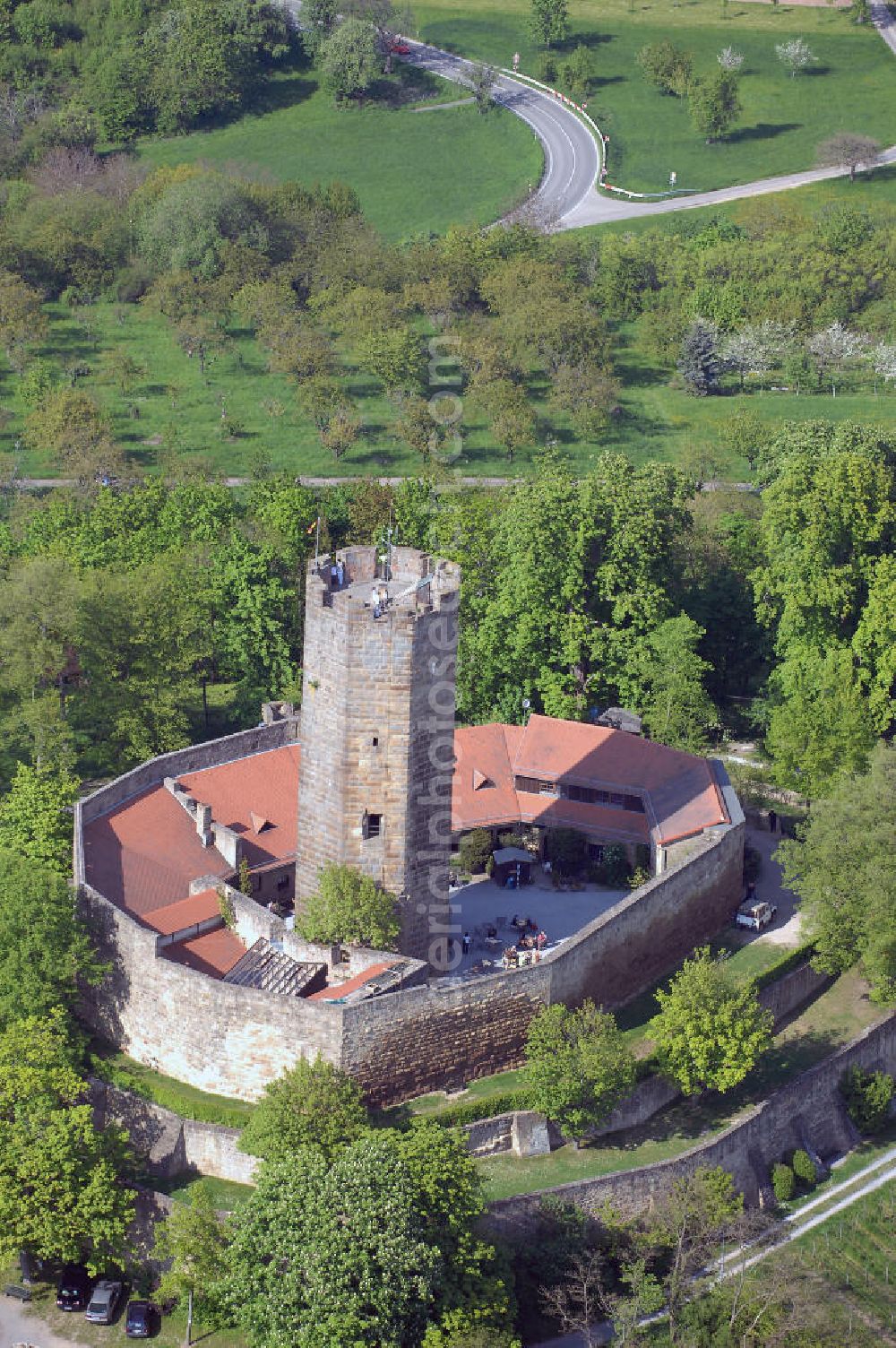 WEILER from the bird's eye view: Bei der Burg Steinsberg handelt es sich um eine mittelalterliche Burganlage im Ort Weiler, ein Stadtteil südlich von Sinsheim, im Rhein-Neckar-Kreis in Baden-Württemberg.Wahrscheinlich schon römischer Stützpunkt, wird der Steinsberg erstmals 1109 zusammen mit dem edlen Eberhard von Steinsberg genannt. 1129 erscheint ein Graf Weinhard von Steinsberg und später jener staufische Gefolgsmann Wernhart, der uf Steinsberc saz. Von jener Burganlage ist nichts erhalten; es gibt keine Vorstellungen darüber. Die heutige Kernburg wurde im frühen 13. Jahrhundert, etwa um 1220, unter den Grafen von Oettingen erbaut. Von diesen ging die Burg an die Pfalzgrafen bei Rhein über und wurde bis ins 15. Jahrhundert Sitz eines pfälzischen Verwaltungsamtes für Besitzungen im südlichen Kraichgau. 1517 ging die Anlage in den Besitz der Herren von Venningen über. Kurz darauf, 1525, wurde die Burg im Bauernkrieg niedergebrannt. Burg-Restaurant Steinsberg, 74889 Sinsheim - Weiler;Tel.: 0 72 61 / 6 52 66; http://