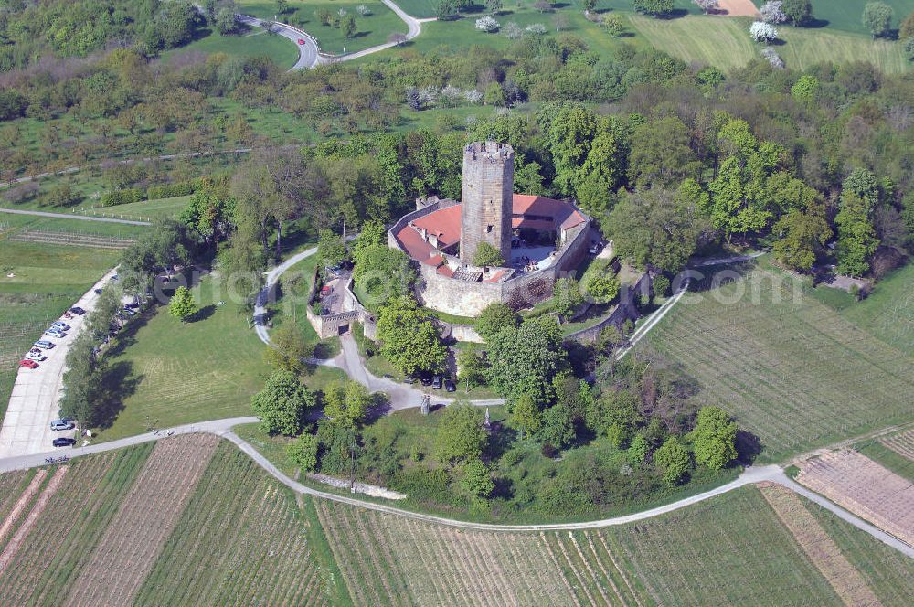 Aerial image WEILER - Bei der Burg Steinsberg handelt es sich um eine mittelalterliche Burganlage im Ort Weiler, ein Stadtteil südlich von Sinsheim, im Rhein-Neckar-Kreis in Baden-Württemberg.Wahrscheinlich schon römischer Stützpunkt, wird der Steinsberg erstmals 1109 zusammen mit dem edlen Eberhard von Steinsberg genannt. 1129 erscheint ein Graf Weinhard von Steinsberg und später jener staufische Gefolgsmann Wernhart, der uf Steinsberc saz. Von jener Burganlage ist nichts erhalten; es gibt keine Vorstellungen darüber. Die heutige Kernburg wurde im frühen 13. Jahrhundert, etwa um 1220, unter den Grafen von Oettingen erbaut. Von diesen ging die Burg an die Pfalzgrafen bei Rhein über und wurde bis ins 15. Jahrhundert Sitz eines pfälzischen Verwaltungsamtes für Besitzungen im südlichen Kraichgau. 1517 ging die Anlage in den Besitz der Herren von Venningen über. Kurz darauf, 1525, wurde die Burg im Bauernkrieg niedergebrannt. Burg-Restaurant Steinsberg, 74889 Sinsheim - Weiler;Tel.: 0 72 61 / 6 52 66; http://