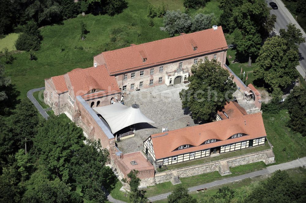 Storkow from the bird's eye view: Blick auf die Burg Storkow. Sie gehört zu den ältesten und historisch bedeutendsten Burgen in Ostbrandenburg. Errichtet im 12. Jahrhundert war sie Ausgangspunkt für die deutsche Besiedlung Ostbrandenburgs. 1978 wurde die Anlage durch einen Großbrand zerstört und nach dem Wiederaufbau im Jahr 2009 wieder eingeweiht. Im Burgpalas gibt es einen Saal für Konferenzen, Ausstellungen, Kino, Konzerte und Feste - das Kultureum Storkow. View of the Castle Storkow. It is one of the oldest and most historic castles in East Brandenburg. Built in the 12th Century it was the starting point for the German colonialization in East Brandenburg. The castle was destroyed by fire in 1978 and inaugurated again after the reconstruction in 2009.