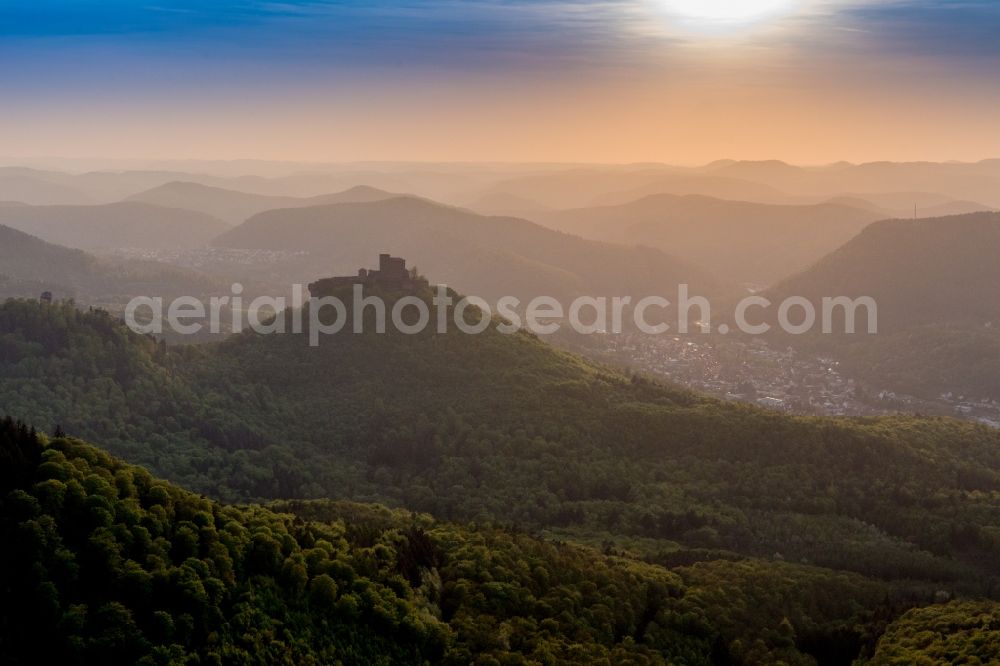 Aerial photograph Annweiler am Trifels - Castle of the fortress Trifels in Gegenlicht ueber dem Pfaelzerwald in Annweiler am Trifels in the state Rhineland-Palatinate, Germany