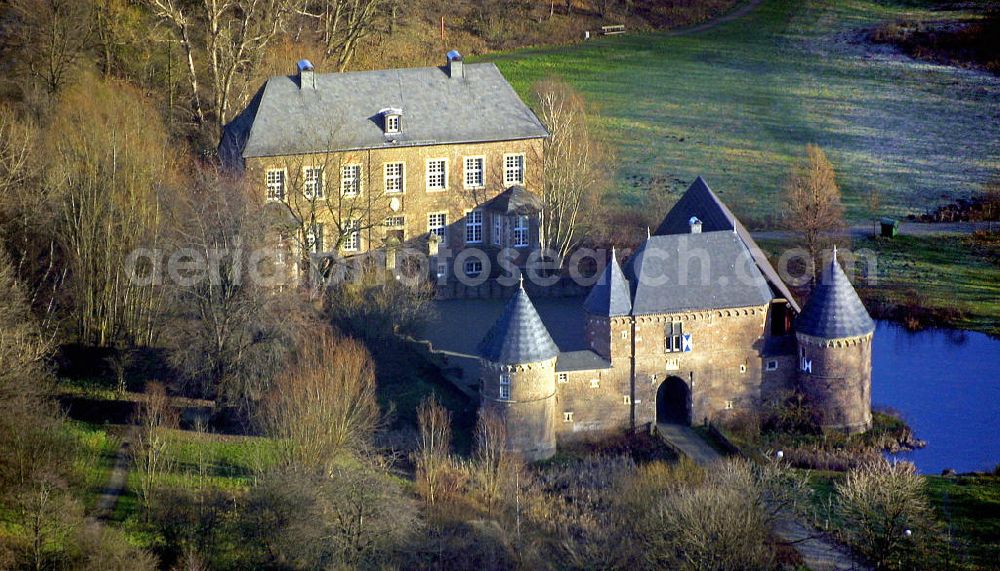 Oberhausen from above - Blick auf die Burg Vondern im Stadtbezirk Osterfeld von Oberhausen. Sie wurde im 13. Jahrhundert erstmals urkundlich erwähnt und wird heute von der Stadt Oberhausen für Konzerte und Trauungen genutzt. View of the Castle Vondern in the Municipality of Osterfeld Oberhausen. It was first mentioned the 13th Century, and is now used by the city of Oberhausen for concerts and weddings.