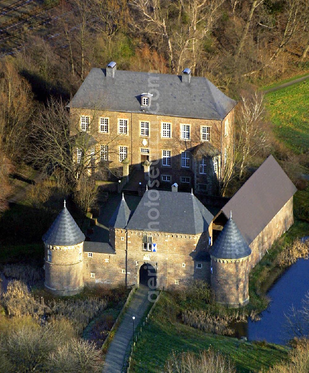 Oberhausen from the bird's eye view: Blick auf die Burg Vondern im Stadtbezirk Osterfeld von Oberhausen. Sie wurde im 13. Jahrhundert erstmals urkundlich erwähnt und wird heute von der Stadt Oberhausen für Konzerte und Trauungen genutzt. View of the Castle Vondern in the Municipality of Osterfeld Oberhausen. It was first mentioned the 13th Century, and is now used by the city of Oberhausen for concerts and weddings.