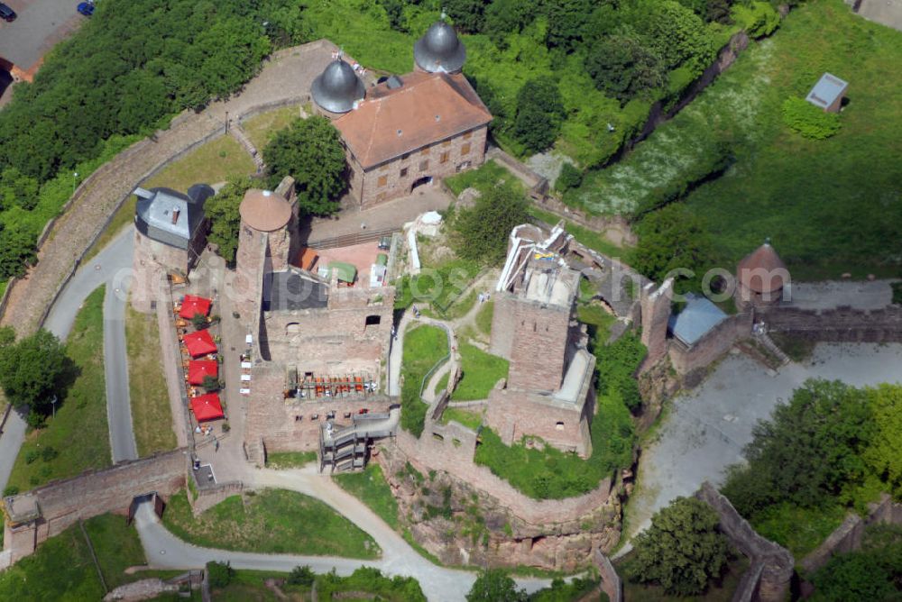 Wertheim from the bird's eye view: Blick auf Burg Wertheim bei Wertheim. Die Burg Wertheim ist eine Burg oberhalb der Stadt Wertheim. Sie ist eine der ältesten Burgruinen Baden-Württembergs. Die Grafen von Wertheim, Angehörige des fränkischen Adelsgeschlechts der Reginbodonen, nennen sich erstmals 1132 nach Wertheim. In diesem Jahrhundert wurde mit dem Bau der Burg begonnen. Bis ins 17. Jh. wurde der Grafensitz immer weiter mit wehrhaften Befestigungsanlagen und großen Wohnpalästen ausgebaut. Durch eine Pulverexplosion 1619 werden Teile der Burg zerstört. Im Dreißigjährigen Krieg wurde die Burg von den Schweden besetzt und durch den Beschuss der Kaiserlichen Truppen 1634 folgen weitere Zerstörungen. Seitdem liegt sie in Trümmern. Ab 1982 wird die Burgruine mit erheblicher Unterstützung des Landes Baden-Württemberg saniert. Seit 1995 ist sie im Besitz der Stadt Wertheim, die sie den Vorbesitzern, den ehemaligen Adelsgeschlechtern Löwenstein-Wertheim-Freudenberg und Löwenstein-Wertheim-Rosenberg, abkaufte. Sie Liegt direkt an der Grenze zu Bayern, so dass man auf beide Bundesländer Ausblick erhält.