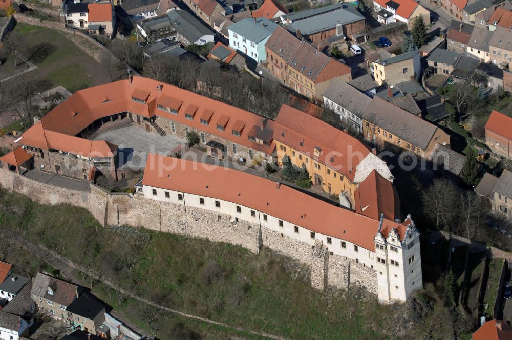 Aerial photograph WETTIN - Blick auf die Burg Wettin, auch Schloss Wettin genannt. Sie ist die Stammburg der Markgrafen, Kurfürsten und Könige von Sachsen, der Wettiner. Archäologische Ausgrabungen durch Paul Grimm in den 30er Jahren des 20. Jh. stellten Mauern (Steinmauern in Lehm gelegt) fest, die auf das Vorhandensein einer Burg im 10. Jh. hindeuten. 1991 wurde auf dem Burggelände das Burg-Gymnasium Wettin eingerichtet, das mit seinem Fachbereich Kunst einzigartig in Mitteldeutschland ist. Der Schule ist ein Internat für die Schüler der Kunstklassen angeschlossen, welche auch ihr Abitur aufgrund einer Sonderregelung in Kunst ablegen. Kontakt: Burg-Gymnasium Wettin, Burgstraße 5, 06198 Wettin, Tel. +49(0)34607 348 10, Fax +49(0)34607 348 29, e-mail: burg-gymnasiumwettin@t-online.de