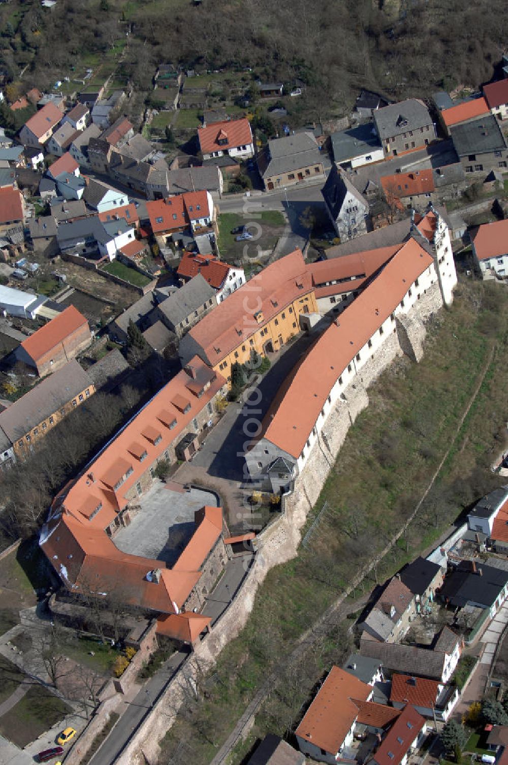 WETTIN from above - Blick auf die Burg Wettin, auch Schloss Wettin genannt. Sie ist die Stammburg der Markgrafen, Kurfürsten und Könige von Sachsen, der Wettiner. Archäologische Ausgrabungen durch Paul Grimm in den 30er Jahren des 20. Jh. stellten Mauern (Steinmauern in Lehm gelegt) fest, die auf das Vorhandensein einer Burg im 10. Jh. hindeuten. 1991 wurde auf dem Burggelände das Burg-Gymnasium Wettin eingerichtet, das mit seinem Fachbereich Kunst einzigartig in Mitteldeutschland ist. Der Schule ist ein Internat für die Schüler der Kunstklassen angeschlossen, welche auch ihr Abitur aufgrund einer Sonderregelung in Kunst ablegen. Kontakt: Burg-Gymnasium Wettin, Burgstraße 5, 06198 Wettin, Tel. +49(0)34607 348 10, Fax +49(0)34607 348 29, e-mail: burg-gymnasiumwettin@t-online.de