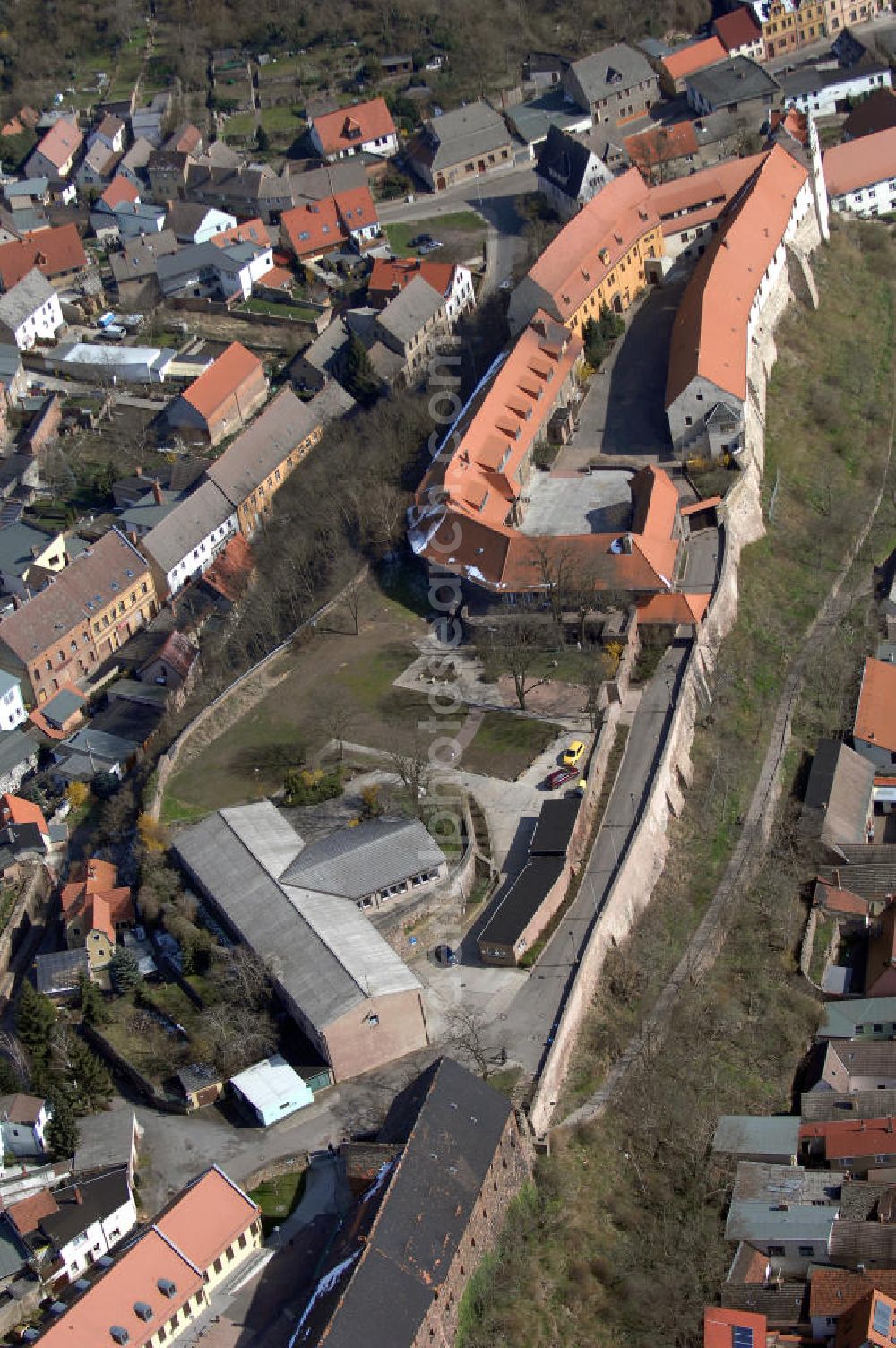 WETTIN from the bird's eye view: Blick auf die Burg Wettin, auch Schloss Wettin genannt. Sie ist die Stammburg der Markgrafen, Kurfürsten und Könige von Sachsen, der Wettiner. Archäologische Ausgrabungen durch Paul Grimm in den 30er Jahren des 20. Jh. stellten Mauern (Steinmauern in Lehm gelegt) fest, die auf das Vorhandensein einer Burg im 10. Jh. hindeuten. 1991 wurde auf dem Burggelände das Burg-Gymnasium Wettin eingerichtet, das mit seinem Fachbereich Kunst einzigartig in Mitteldeutschland ist. Der Schule ist ein Internat für die Schüler der Kunstklassen angeschlossen, welche auch ihr Abitur aufgrund einer Sonderregelung in Kunst ablegen. Kontakt: Burg-Gymnasium Wettin, Burgstraße 5, 06198 Wettin, Tel. +49(0)34607 348 10, Fax +49(0)34607 348 29, e-mail: burg-gymnasiumwettin@t-online.de