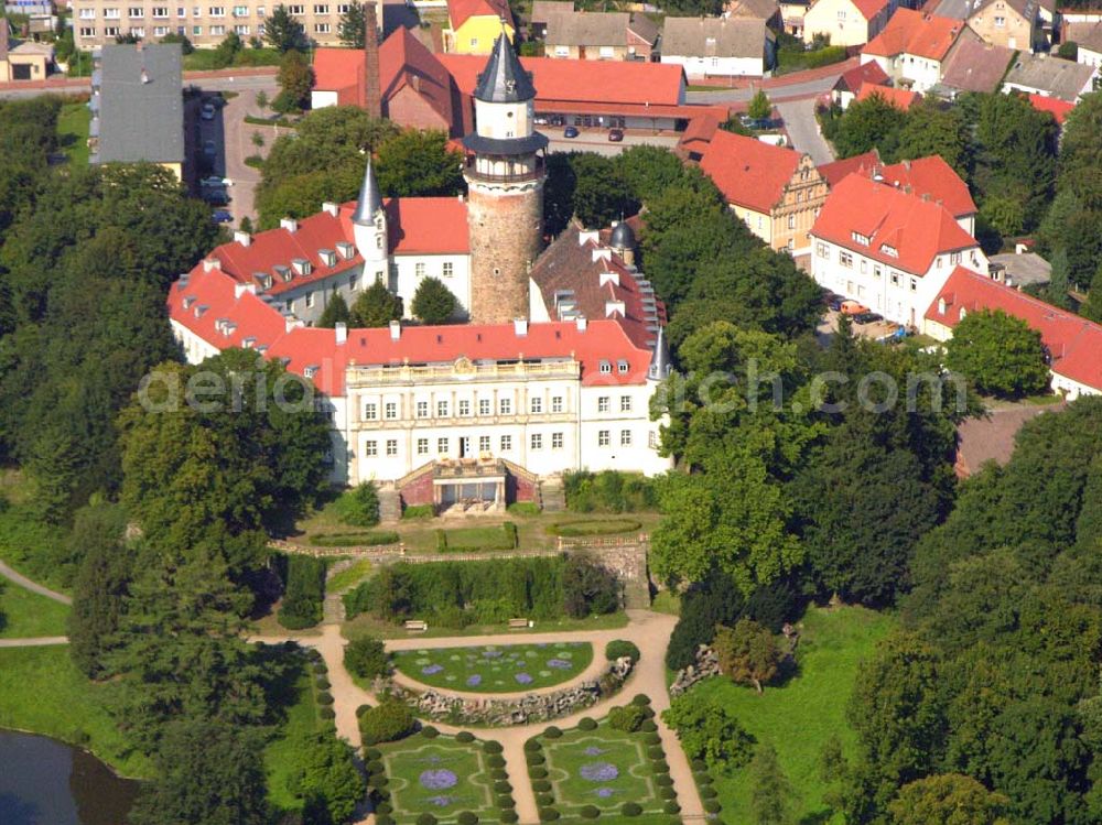 Aerial photograph Wiesenburg - , Wiesenburg ist eine alte Wasserburganlage, sie wurde 1251 erstmals urkundlich erwähnt. Im späterem Jahrhundert wurde sie zu einer Art Schlossresidenz umgebaut . Heute ist es eine architektonische Sehenswürdigkeit. Das Schloss befindet sich im Privatbesitz und wird zu Wohnzwecken benutzt.