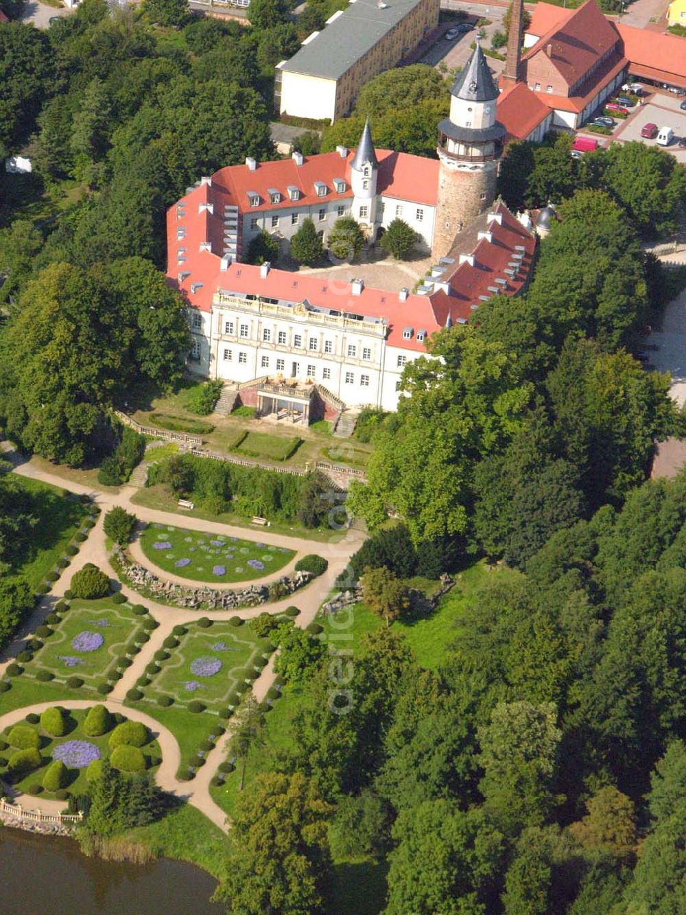 Wiesenburg from above - , Wiesenburg ist eine alte Wasserburganlage, sie wurde 1251 erstmals urkundlich erwähnt. Im späterem Jahrhundert wurde sie zu einer Art Schlossresidenz umgebaut . Heute ist es eine architektonische Sehenswürdigkeit. Das Schloss befindet sich im Privatbesitz und wird zu Wohnzwecken benutzt.