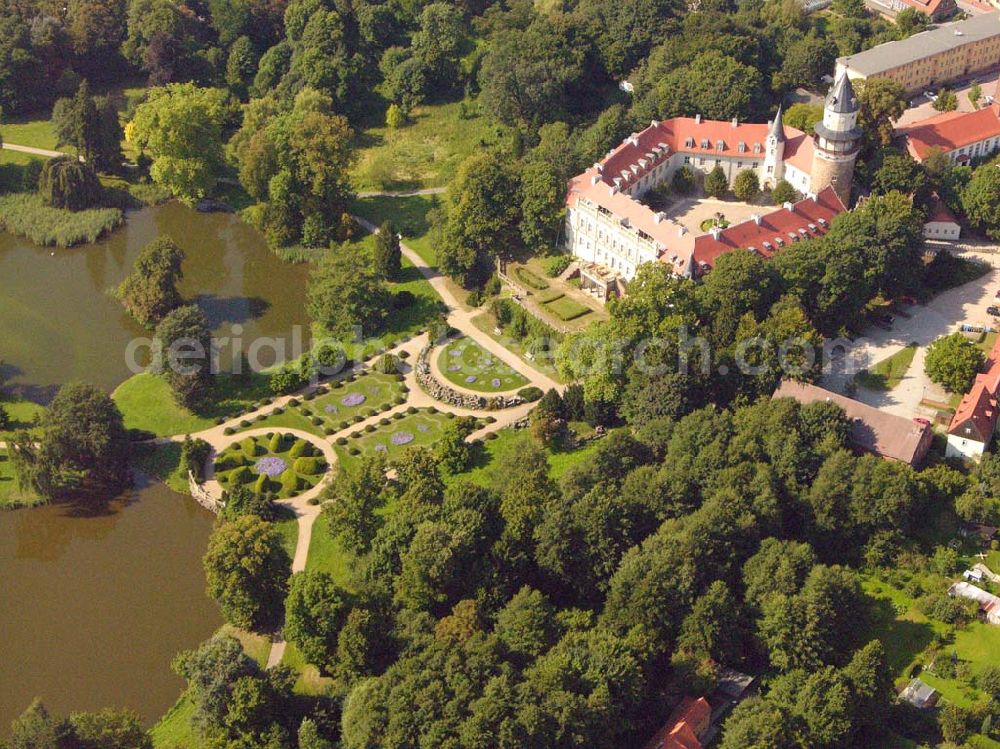 Wiesenburg from the bird's eye view: , Wiesenburg ist eine alte Wasserburganlage, sie wurde 1251 erstmals urkundlich erwähnt. Im späterem Jahrhundert wurde sie zu einer Art Schlossresidenz umgebaut . Heute ist es eine architektonische Sehenswürdigkeit. Das Schloss befindet sich im Privatbesitz und wird zu Wohnzwecken benutzt.