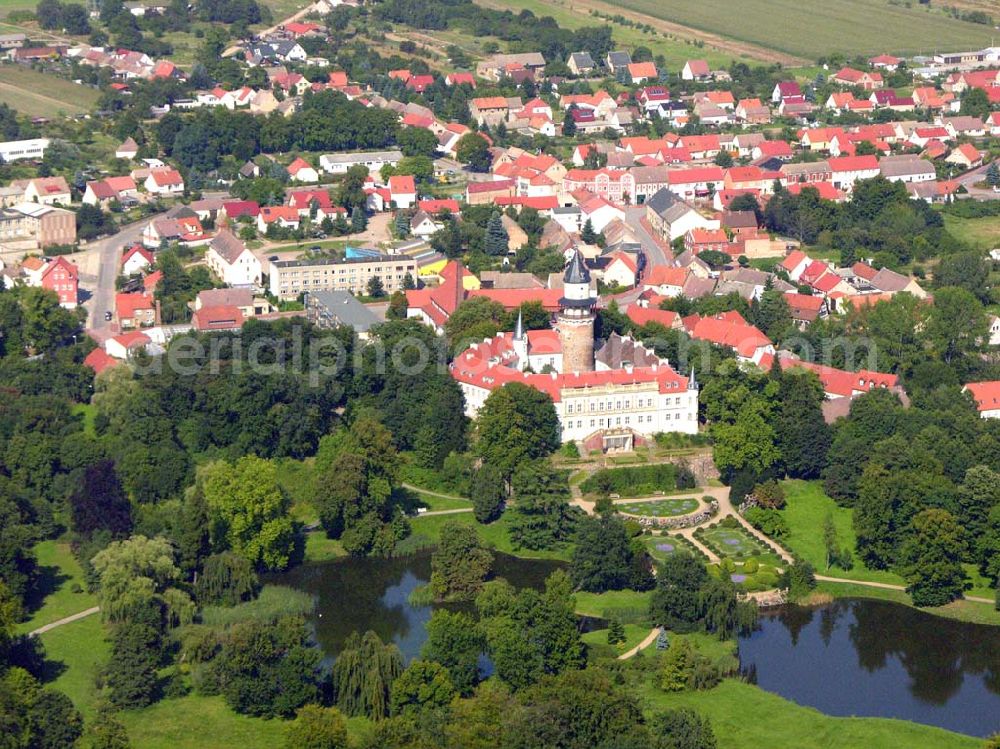 Aerial image Wiesenburg - , Wiesenburg ist eine alte Wasserburganlage, sie wurde 1251 erstmals urkundlich erwähnt. Im späterem Jahrhundert wurde sie zu einer Art Schlossresidenz umgebaut . Heute ist es eine architektonische Sehenswürdigkeit. Das Schloss befindet sich im Privatbesitz und wird zu Wohnzwecken benutzt.