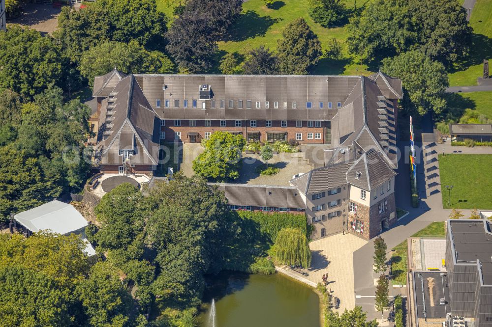 Aerial image Dinslaken - Castle of the fortress Burg Dinslaken on Platz D'Agen in Dinslaken in the state North Rhine-Westphalia, Germany