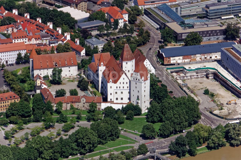 Aerial image Ingolstadt - Burganlage New castle on place Paradeplatz in Ingolstadt in the state of Bavaria. The Neues Schloss now houses the Bavarian Army Museum