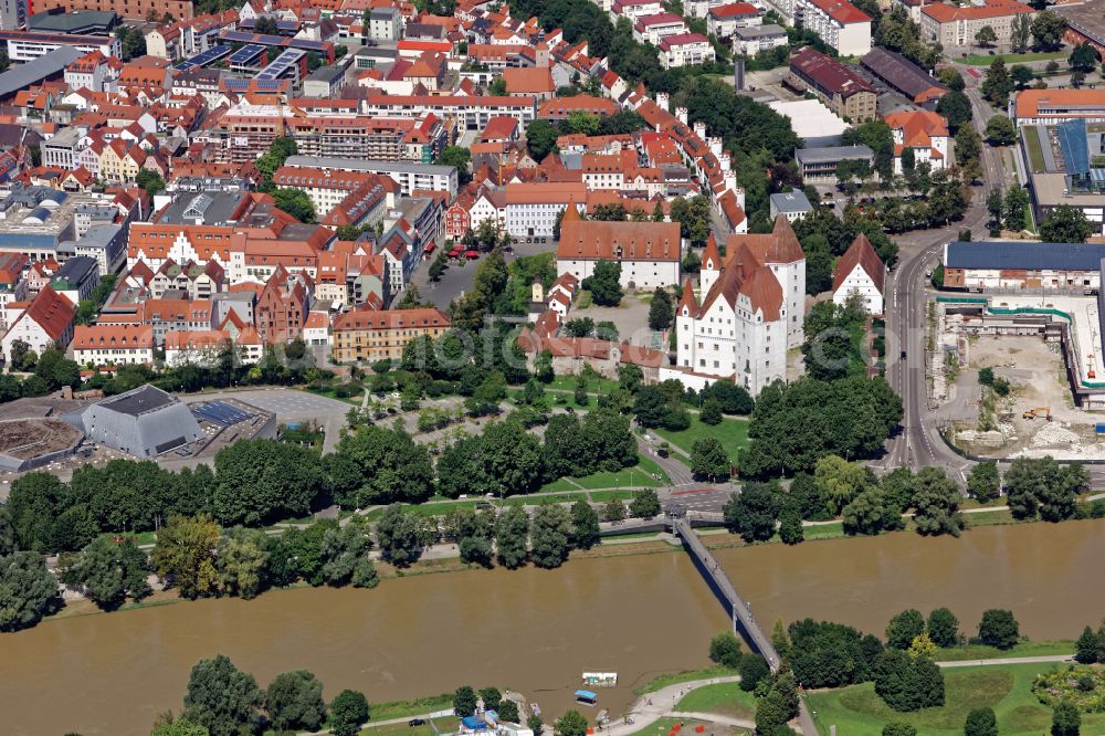 Aerial photograph Ingolstadt - Burganlage New castle on place Paradeplatz in Ingolstadt in the state of Bavaria. The Neues Schloss now houses the Bavarian Army Museum