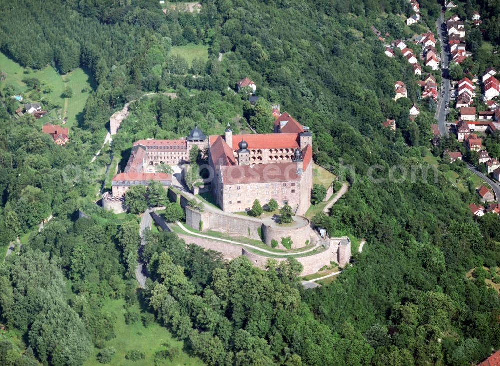 Aerial photograph Kulmbach - Blick auf die Burganlage Plassenburg. Die Anlage ist eines der größten Renaissancegebäude Deutschlands und findet 1135 erstmals Erwähnung. Heute sind in der Burg das Deutsche Zinnfigurenmuseum, die Staatlichen Museen Plassenburg mit dem Armeemuseum Friedrich der Große und dem Museum Hohenzollern in Franken, sowie das Landschaftsmuseum Obermain mit Exponaten zur Heimatkunde des Kulmbacher Umlandes untergebracht.