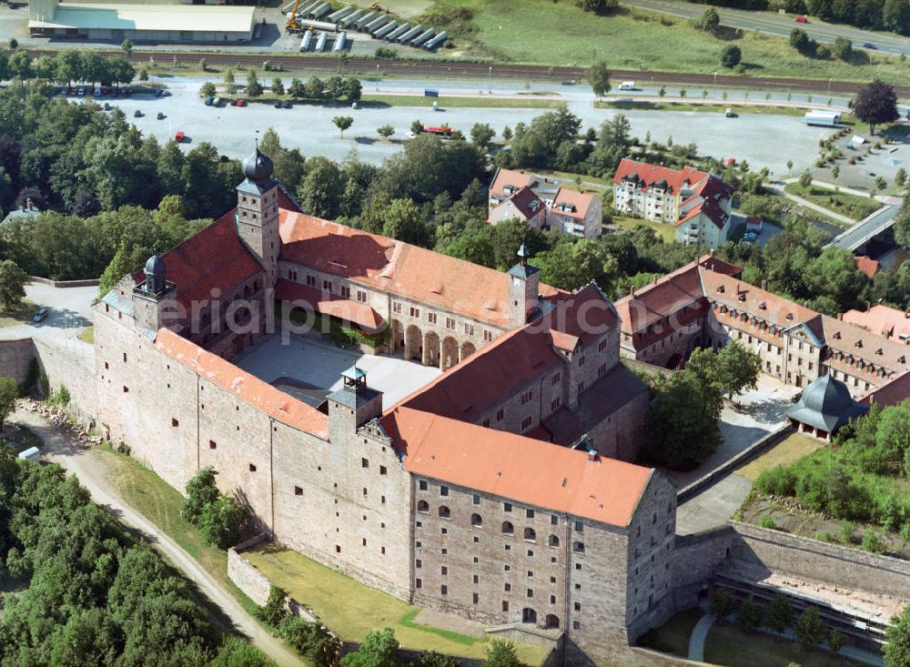 Kulmbach from the bird's eye view: Blick auf die Burganlage Plassenburg. Die Anlage ist eines der größten Renaissancegebäude Deutschlands und findet 1135 erstmals Erwähnung. Heute sind in der Burg das Deutsche Zinnfigurenmuseum, die Staatlichen Museen Plassenburg mit dem Armeemuseum Friedrich der Große und dem Museum Hohenzollern in Franken, sowie das Landschaftsmuseum Obermain mit Exponaten zur Heimatkunde des Kulmbacher Umlandes untergebracht.