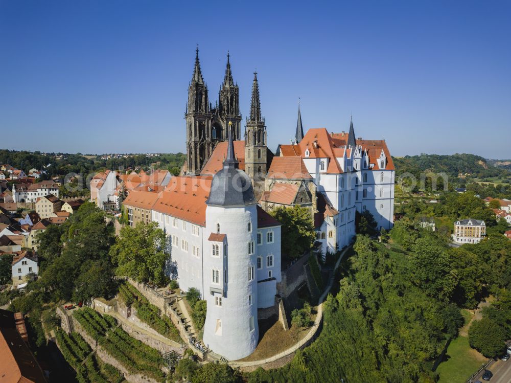 Meißen from the bird's eye view: Castle complex of Albrechtsburg Castle with the Bishopric Cathedral and Bishop's Castle on the Cathedral Square in Meissen in the federal state of Saxony