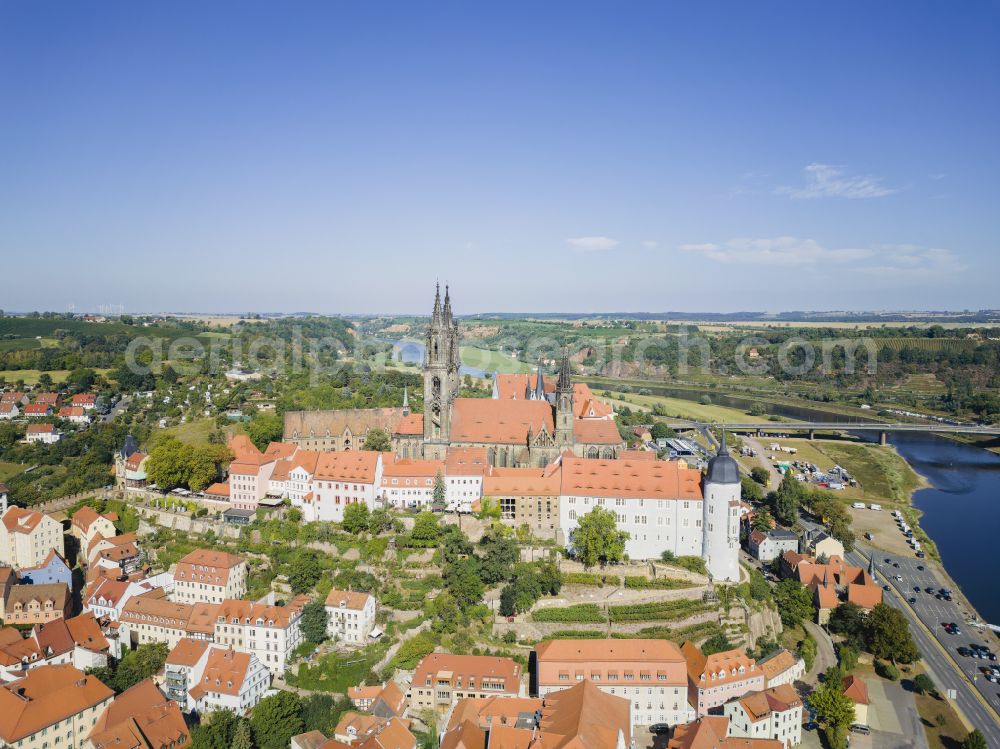 Aerial image Meißen - Castle complex of Albrechtsburg Castle with the Bishopric Cathedral and Bishop's Castle on the Cathedral Square in Meissen in the federal state of Saxony