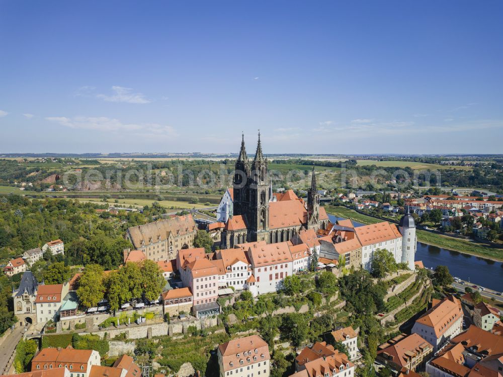 Aerial image Meißen - Castle complex of Albrechtsburg Castle with the Bishopric Cathedral and Bishop's Castle on the Cathedral Square in Meissen in the federal state of Saxony