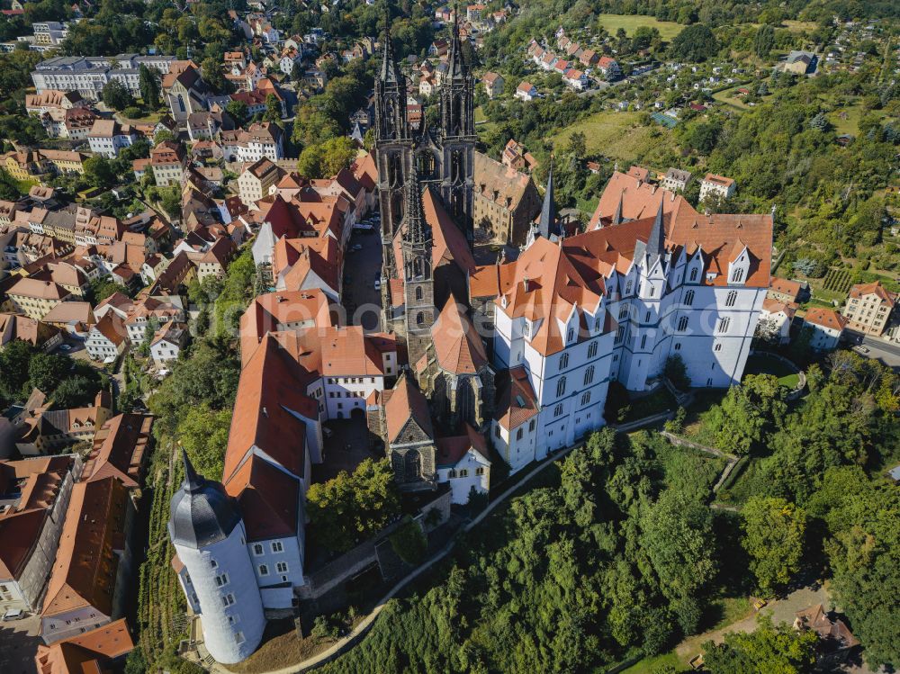 Meißen from the bird's eye view: Castle complex of Albrechtsburg Castle with the Bishopric Cathedral and Bishop's Castle on the Cathedral Square in Meissen in the federal state of Saxony