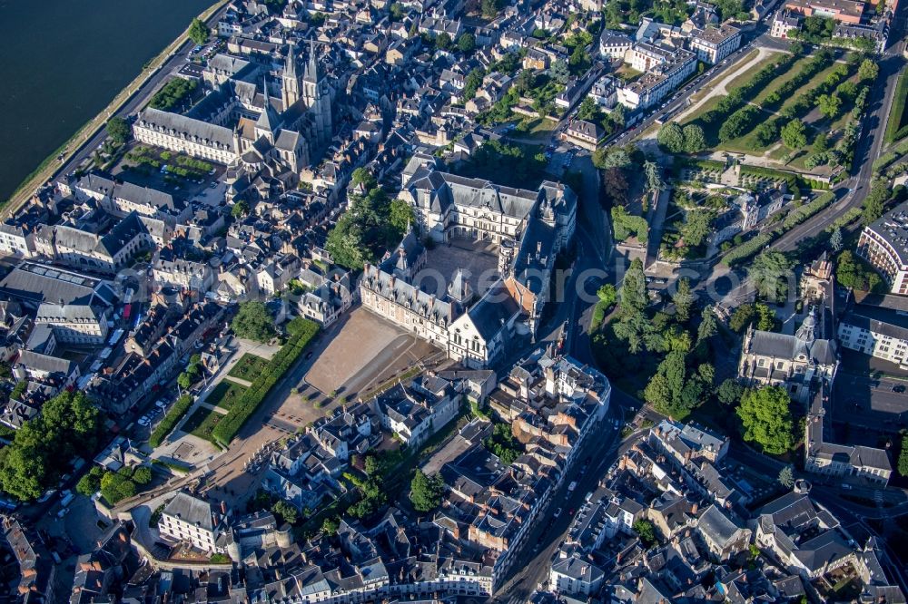 Aerial photograph Blois - Castle Blois - Chateau Royal de Blois and the art museum in Blois in Centre-Val de Loire, France