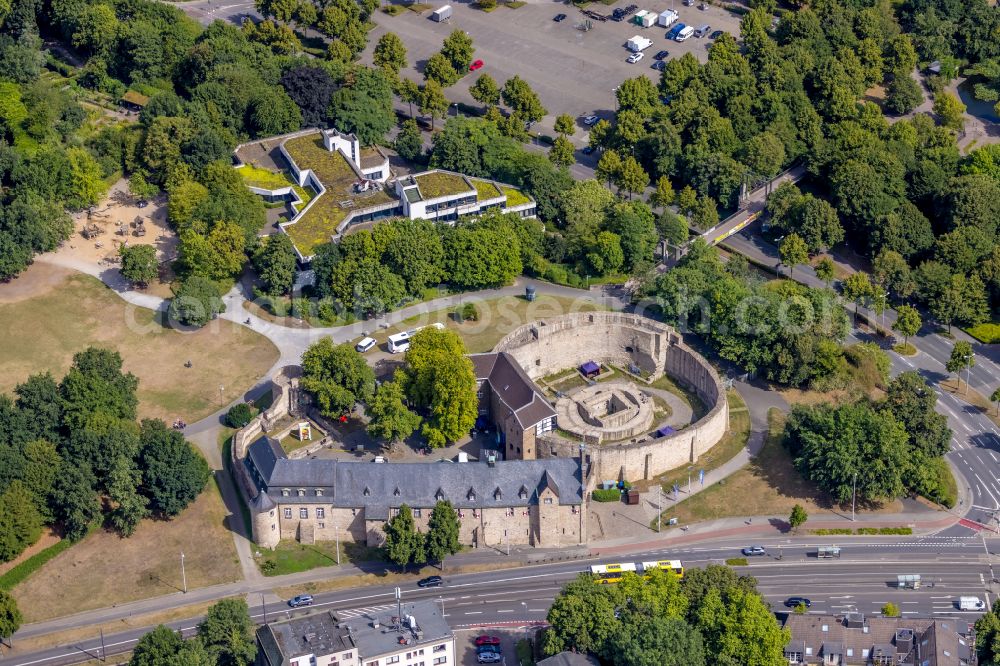 Aerial photograph Mülheim an der Ruhr - Castle complex Broich Castle on Bergstrasse - At Broich Castle in Muehlheim an der Ruhr in the state North Rhine-Westphalia, Germany