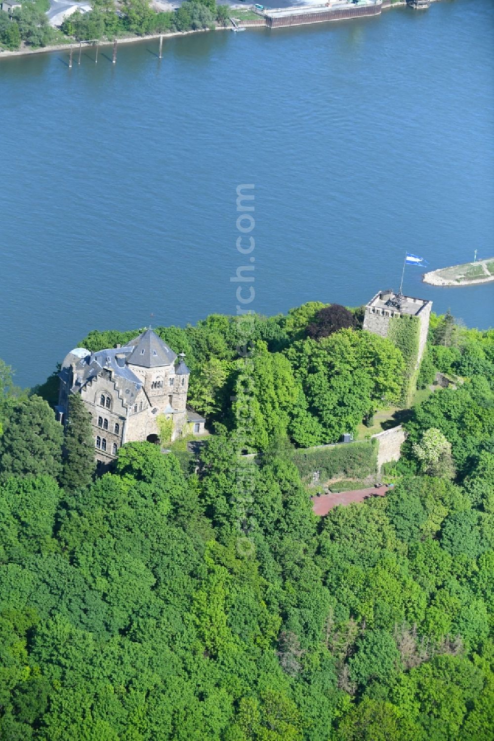 Aerial photograph Bad Breisig - Castle of Schloss Burg Rheineck on Burgweg in Bad Breisig in the state Rhineland-Palatinate, Germany