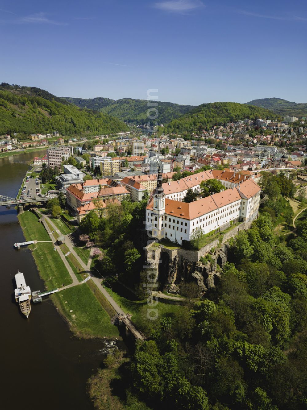 Decin from the bird's eye view: Castle of on street Dlouha Jizda in Decin in Ustecky kraj - Aussiger Region, Czech Republic