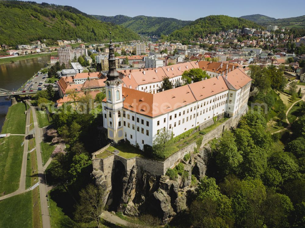 Aerial photograph Decin - Castle of on street Dlouha Jizda in Decin in Ustecky kraj - Aussiger Region, Czech Republic